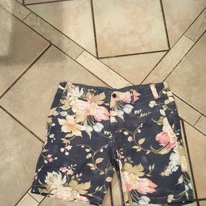Polo floral designed shorts. Men.